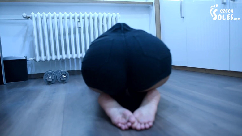 Czech Soles - foot fetish content: Тренируется только дома с сексуальными босыми ступнями