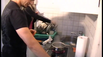 Femdom Austria: Esclavo de casa debe limpiar la cocina