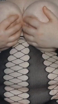 Gordas em bodystocking provocando seus peitões e bunda grande