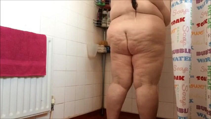 NikNak_BBW: Awek montel bertetek besar mandi