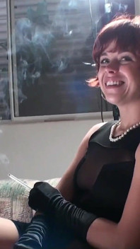 Seksowna 30-letnia ruda milf daje nam pokaz