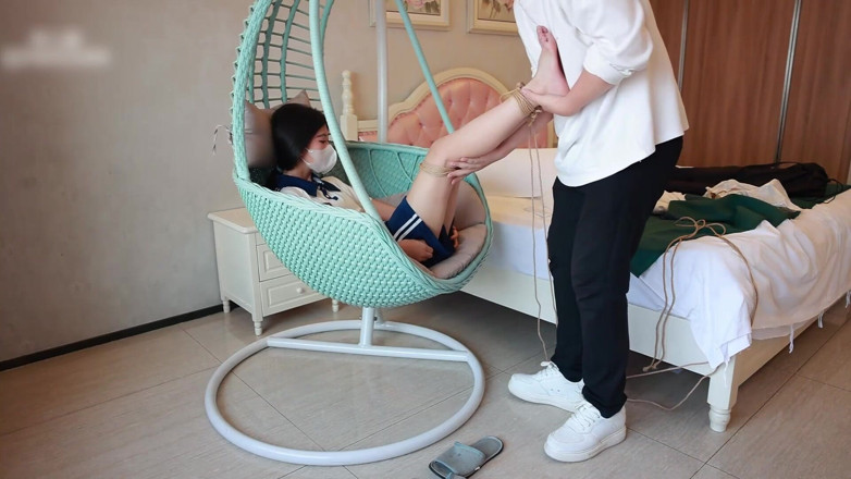 Asian bondage: แฟนสาวนักศึกษามหาวิทยาลัยเท้าเปล่า เท้าถูกแขวนด้วยเชือก มือถูกใส่กุญแจมือ