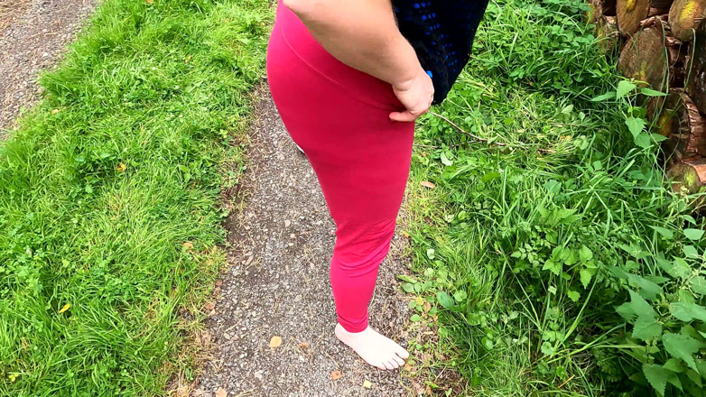 Bouncy Tits Action: Bragas abajo y golpeando el coño