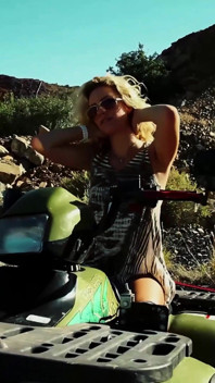 Donna Bionda Si Masturba Su Un Atv Nel Deserto