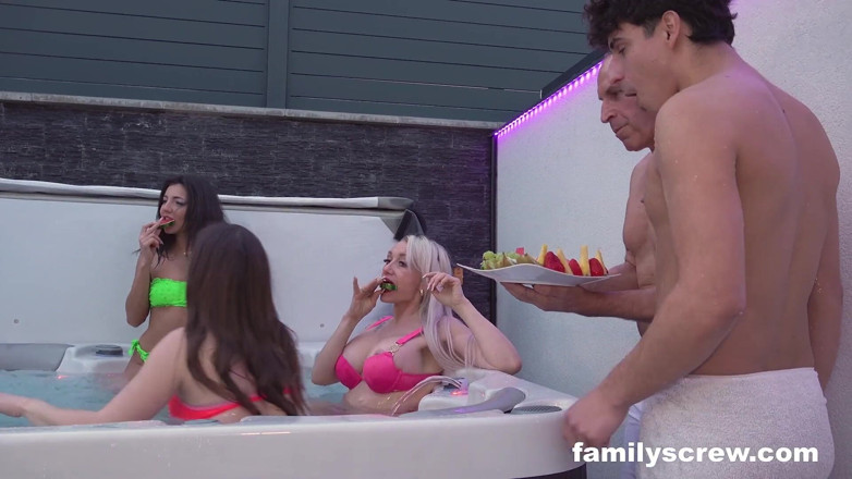 Family Screw: Oyuncak oğlanlarla orta yaşlı seksi kadınlar bölüm 1
