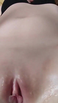 義理の妹は、潮吹きするまでオナニーしながら記録されるのが大好きです