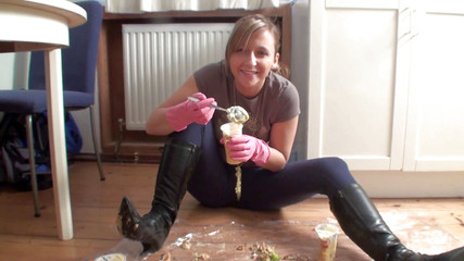 Femdom Austria: Hraní s jídlem a šlapání