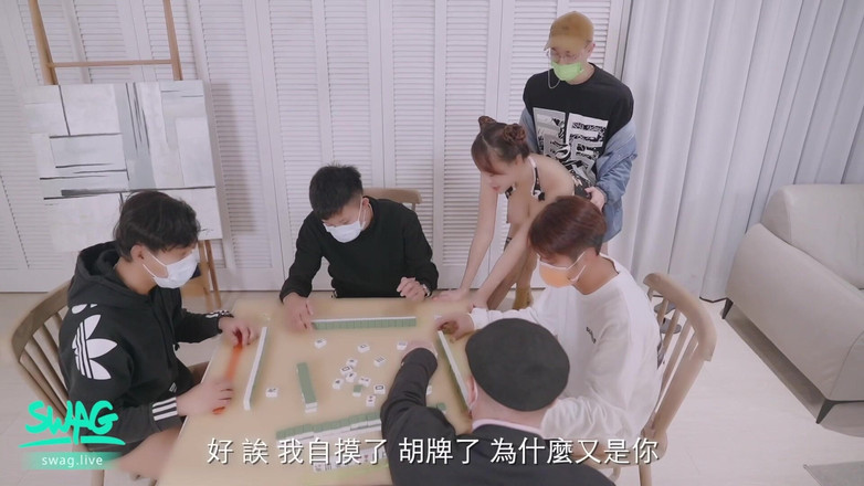 SWAG.live: Chinese nieuwjaarshitte: Aziatische slet heeft thuis seks met vrienden