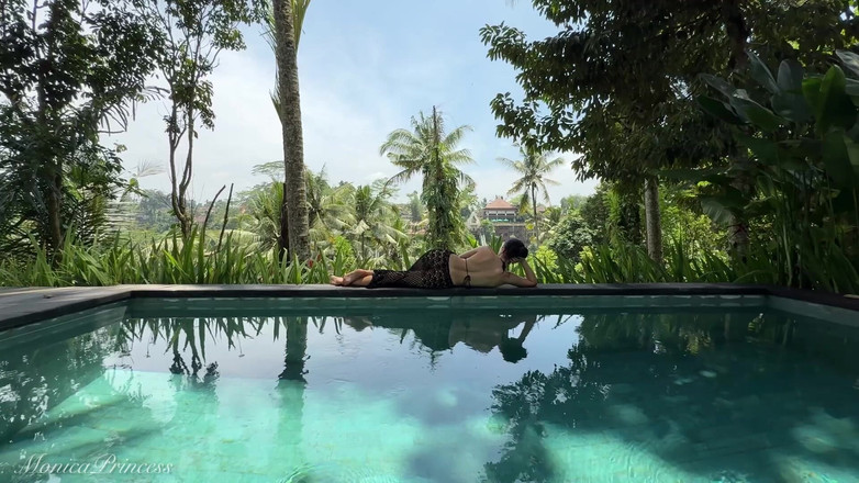Princess Monica: Mengusik dalam pakaian tembus pandang di luar di kolam, berbogel