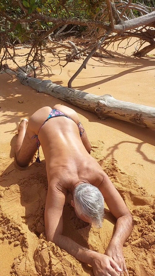 Ladysilvas: Ladysilva i Bikini på stranden visar upp sin heta röv,...