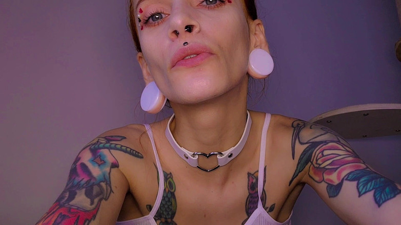 TattoedGirl666: Linda Vagabunda Mostra Seu Lindo Rosto