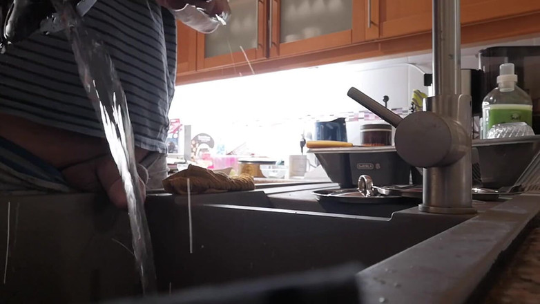 Rafael Torreano: 早上撒尿到厨房水槽