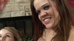 Dua cebol dan satu brunette muncrat setelah bermain dengan mainan