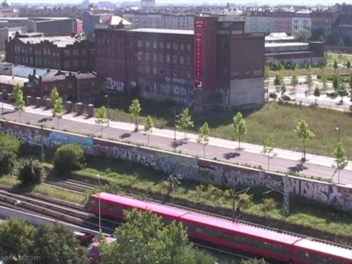 Spritzz: Wichsen durch ruinen