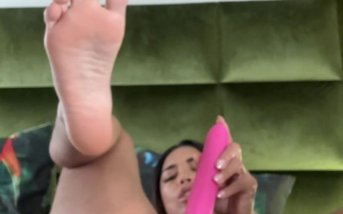 Mianins: Pink/dildo/pussy/bed/orgasm