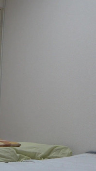 T-rug, slipjes, vol kamerschoonmaak, een meisje met een mooi figuur in een minirok zonder beha in een Japans vrouwenappartement.