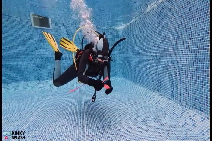 UKCuteGirl Lucy Lauren: Агент Scuba Lucy повертає підводного дайвера в пошуках секретного пристрою
