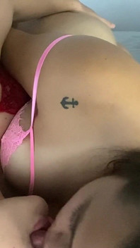 Ciuman lesbian yang penuh gairah dan penuh gairah