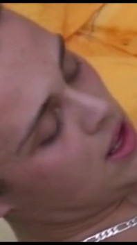 Giovane amore in camera da letto