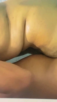 ぽっちゃりしたゲイの男が尻に突っ込んで、大きな乳首に精液を大量につけた。