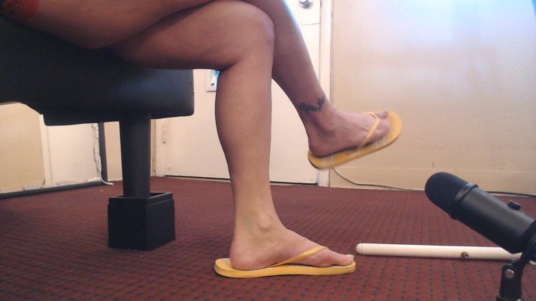 Abby Anna: Tongs jaunes ASMR