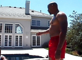 The Vintage Era: Ebenová kráska kouří péro a šuká poblíž bazénu