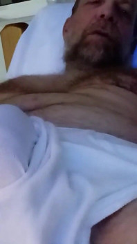 Nevlastní otec s tebou mluví v bílých kalhotách