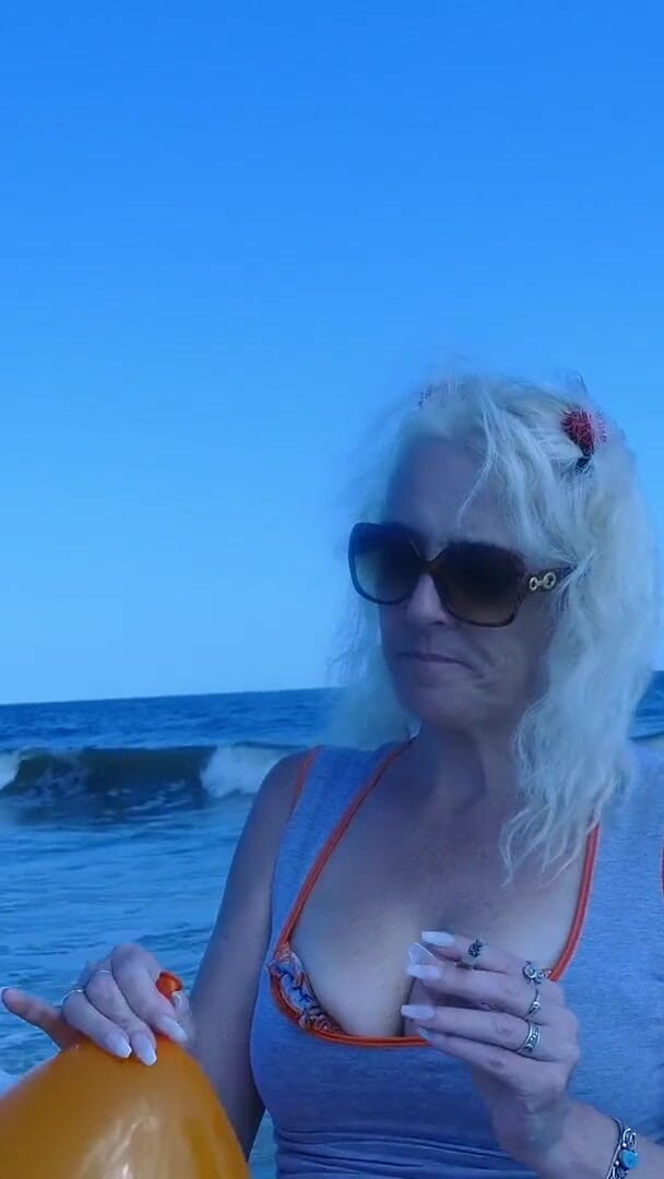Carolina beach blow to pop (Marvellee Studios) Carolina beach blow to pop (Marvellee Studios)