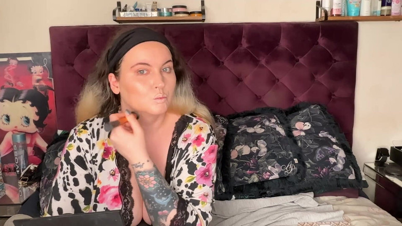 MissFFW: Извращенная шлюха делает свой макияж для извращенной ночи