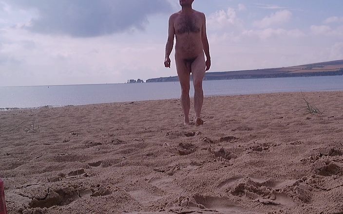 Rockard daddy: Andando nua para fora do mar na praia de nudismo -...