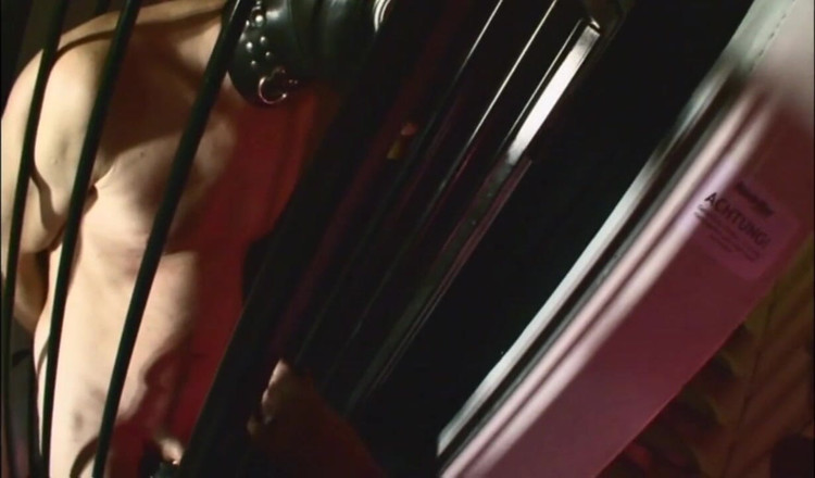 Absolute BDSM films - The original: Penis vernederend in gasmasker
