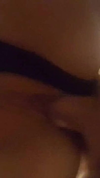Sexy manželka se prstí a pak dostane creampie od manžela