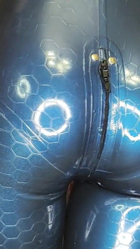 Latexová femdom bohyně vám dá perverzní úkoly a chcaní