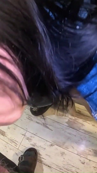 Stuzzica hardcore e doppia sborrata sui miei jeans strappati e sulla giacca di jeans aperto
