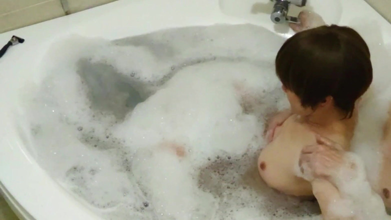 akeieroi: Flerte na banheira com um parceiro de caso