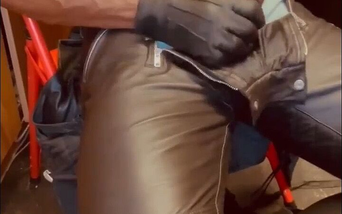 Black mature kinky muscle: 热辣的皮衣黑色肌肉奶子和鸡巴被内射