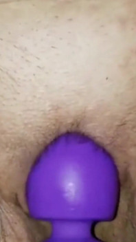 Uomo nero legato che stimola il mio clitoride con sborrata con la bacchetta elettrica magica