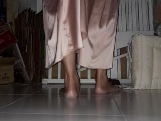 Naomisinka: Travesti éjacule dans une longue robe de plage en satin