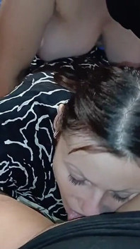 Podczas gdy One Mistress pieprzy mnie na pieska, druga kochanka pieprzy mnie w usta