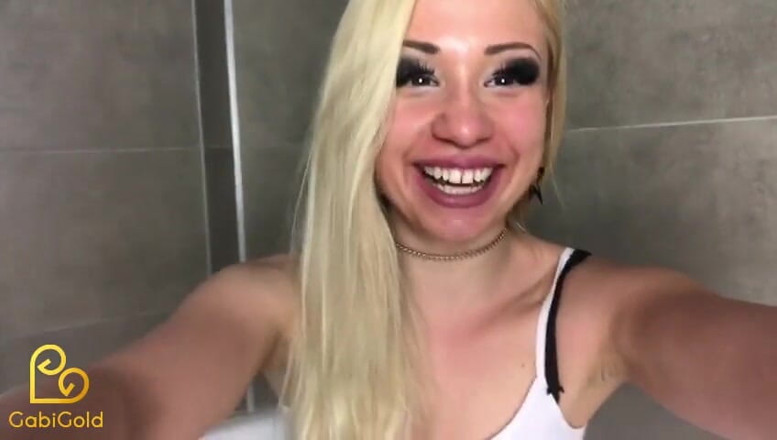 Gabi Gold: German teen's first piss video