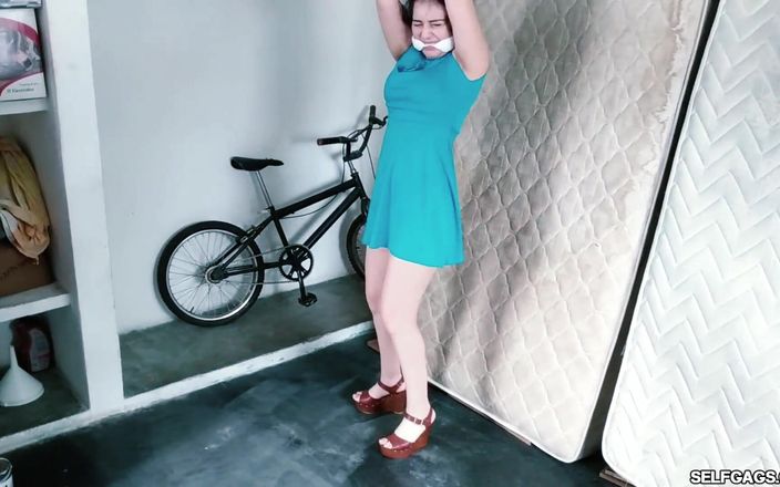 Selfgags Latina Bondage: Cô gái tiệc tùng strung up trên attic