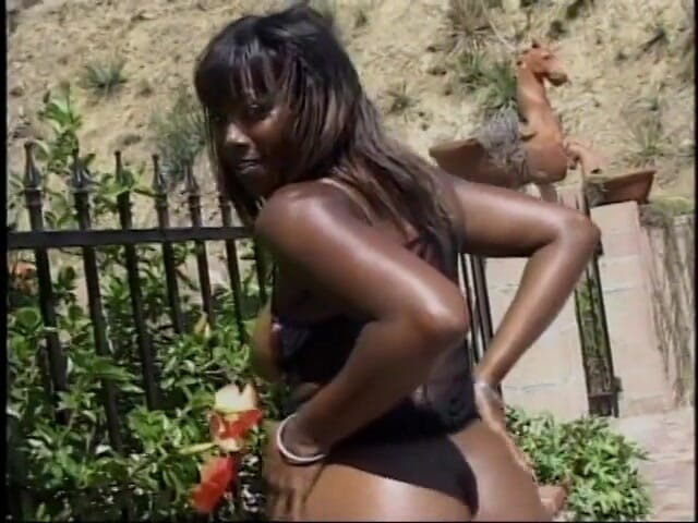 Fuck me Hard: Chocolate skin slut gets her cunt eaten outdoors