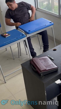 Öğrenciler öğretmeni baştan çıkarıyor