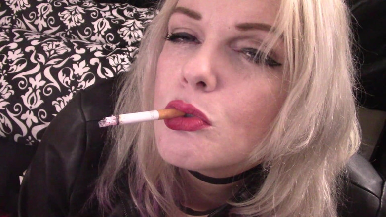Smoke Temptress Annie Vox - Smoking Fetish: Marlboro czerwony zwisający dym
