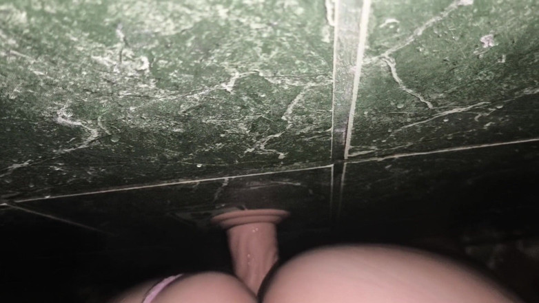 Theblackxxx: В ванной с дилдо и членом