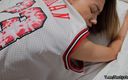 Nastystuf Girl: Une belle-mère à gros cul, fan de Chicago Bulls, accepte de...