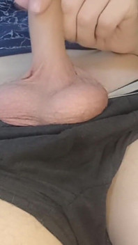 Chlap prstuje svého velkého čůráka v šedých kalhotách