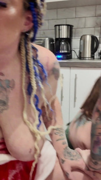 La signora clausola e i suoi elfi hanno un'orgia in cucina disordinata