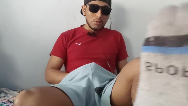 Hornyboy2058: Cewek semok latino lagi asik masturbasi pakai kacamata hitam