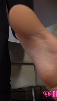 Kaus kaki yang dipakai Laura's Week - (gadis impian dengan kaus kaki)